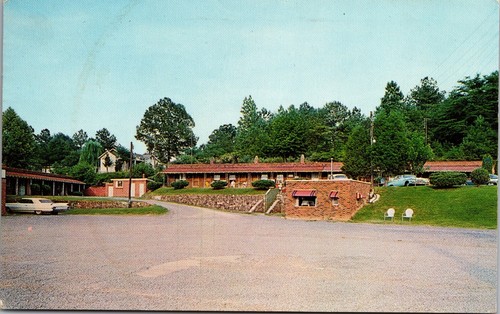 Tourist court motel - court, cars